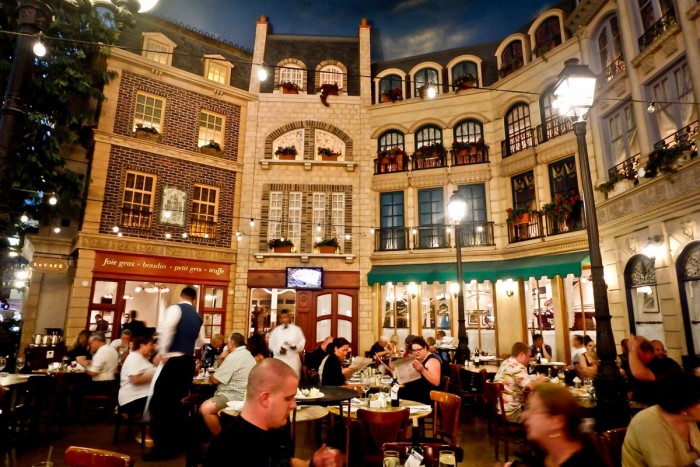 A l'intérieur du casino "Paris"